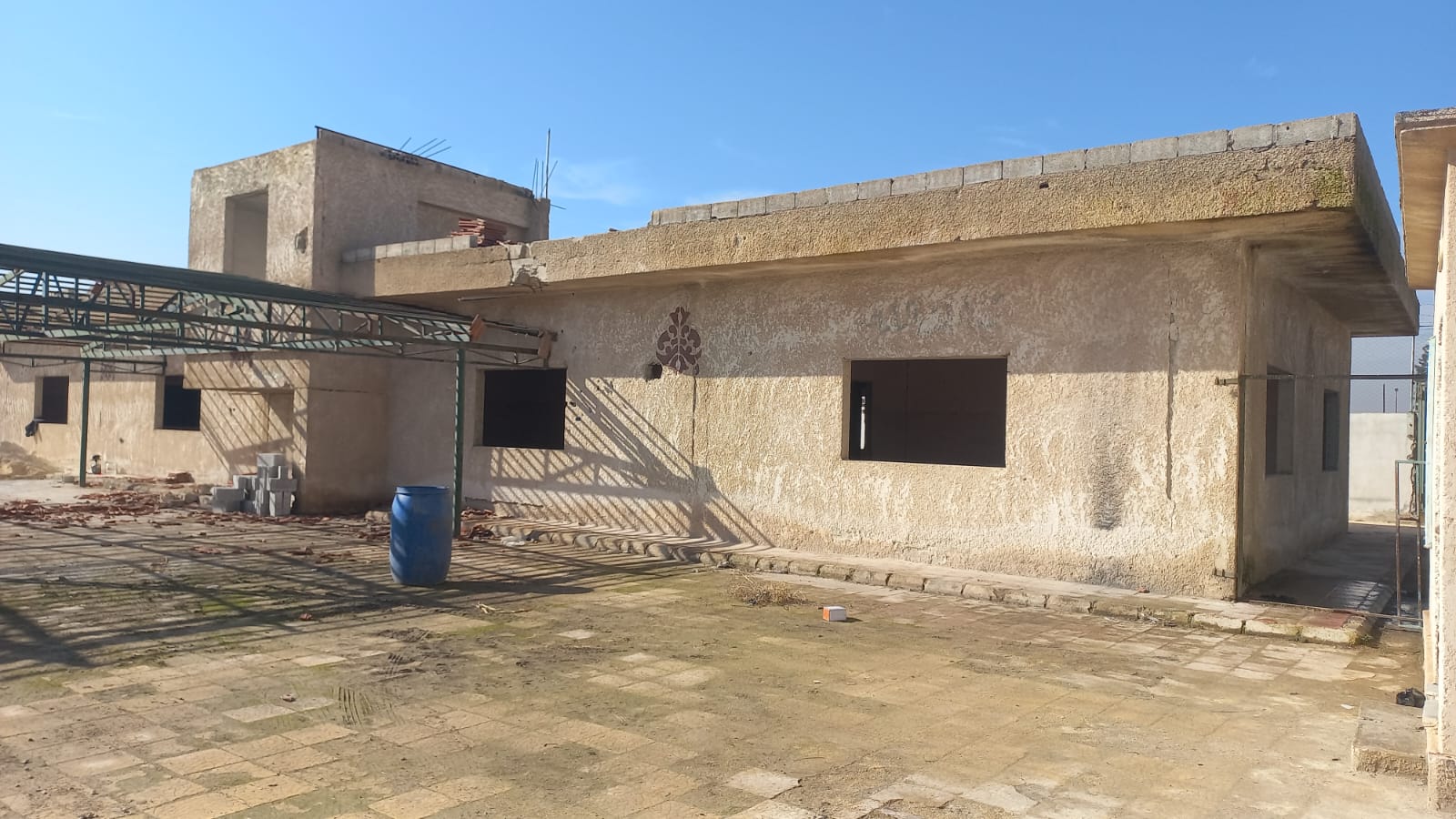 Der vom Schutt befreite Innenhof des Kindergartens mit dem Schulgebäude im Hintergrund