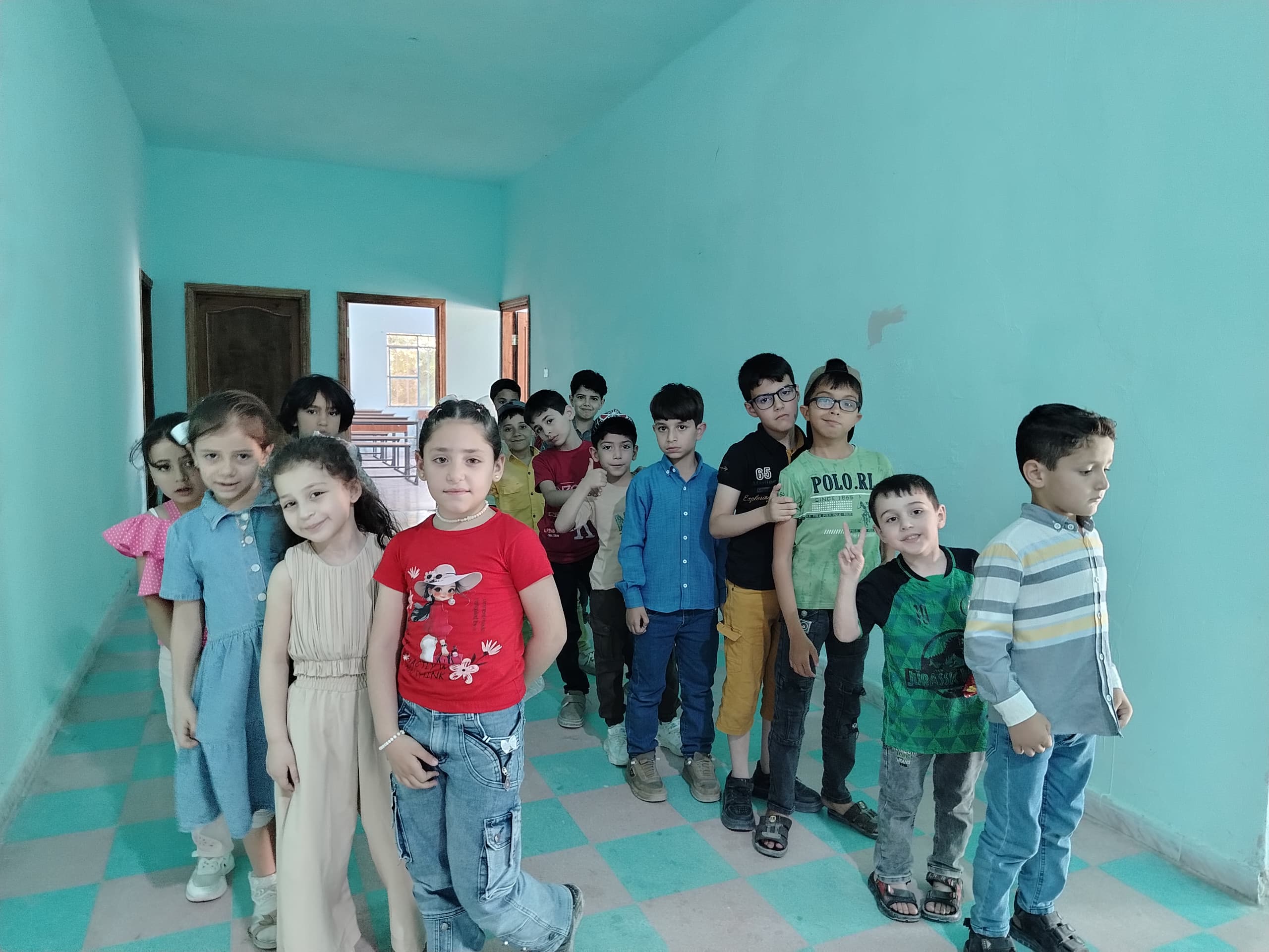 Kinder stehen in einer Reihe im frisch gestrichenen Flur des Kindergartens
